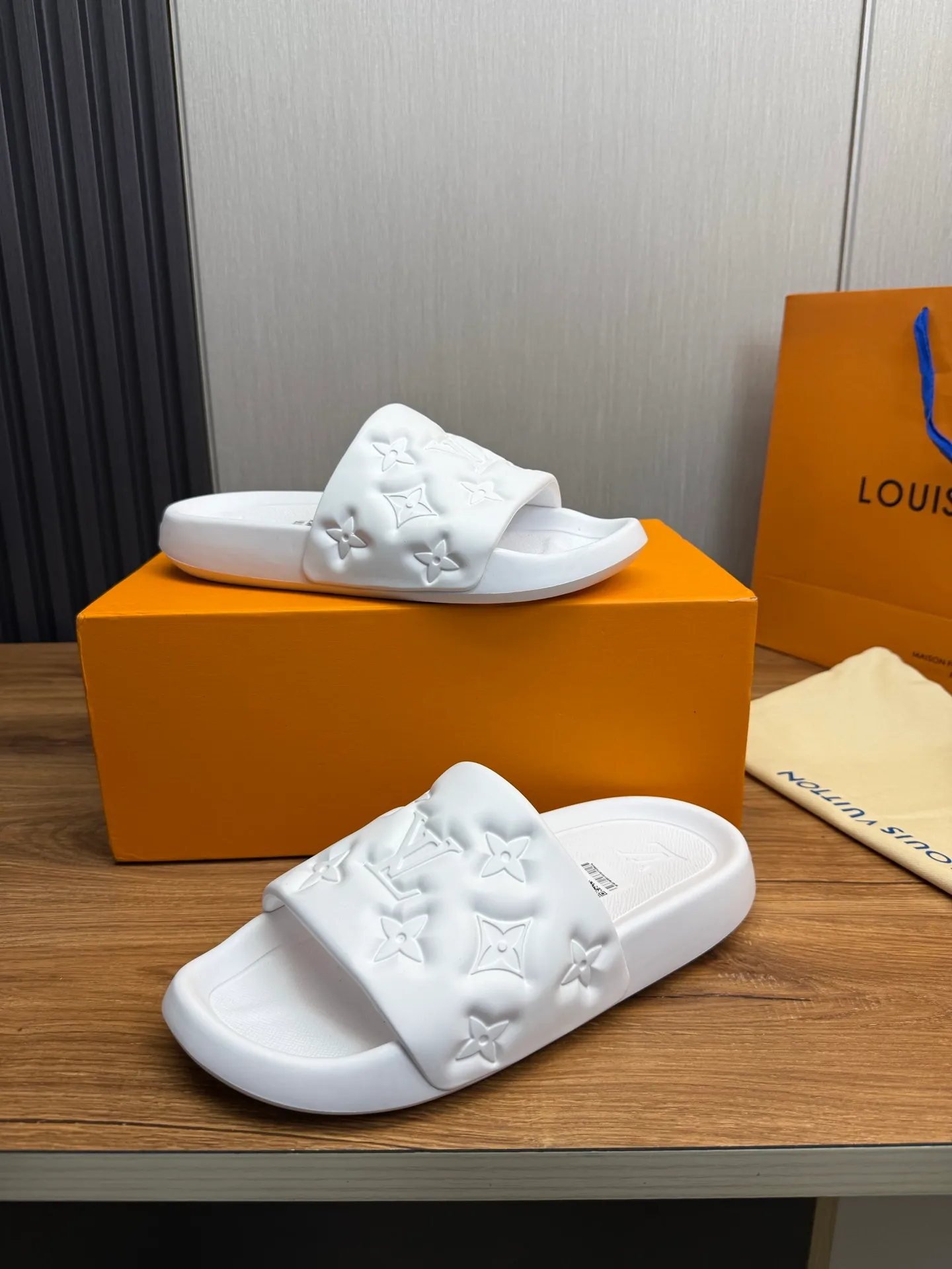 Men's shoes 💰260💰 ▪️LV's popular Little Red Book popular slippers hot sale: 1 shipment✅ Super textured and comfortable slippers, original TPU outsole. Authentic counter box drawer box packaging 🎁Size 38-45